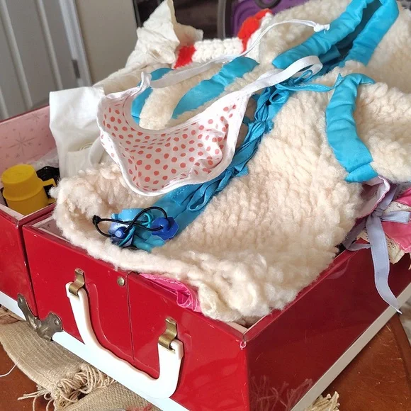 Vintage Doll Trunk With Doll Clothing - Picture 2 of 8